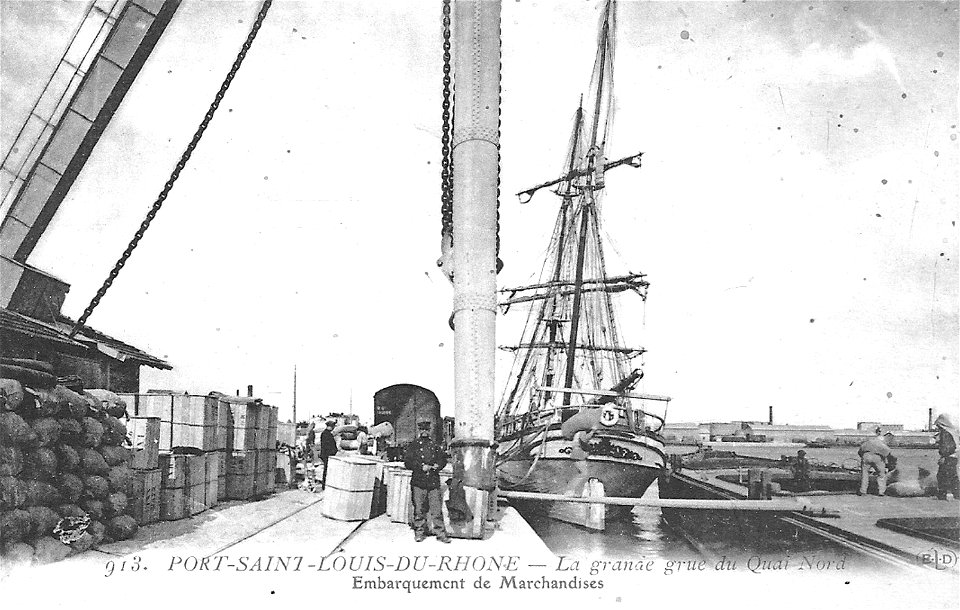 Port-Saint-Louis-du-Rhône : La grande rue du Quai Nord