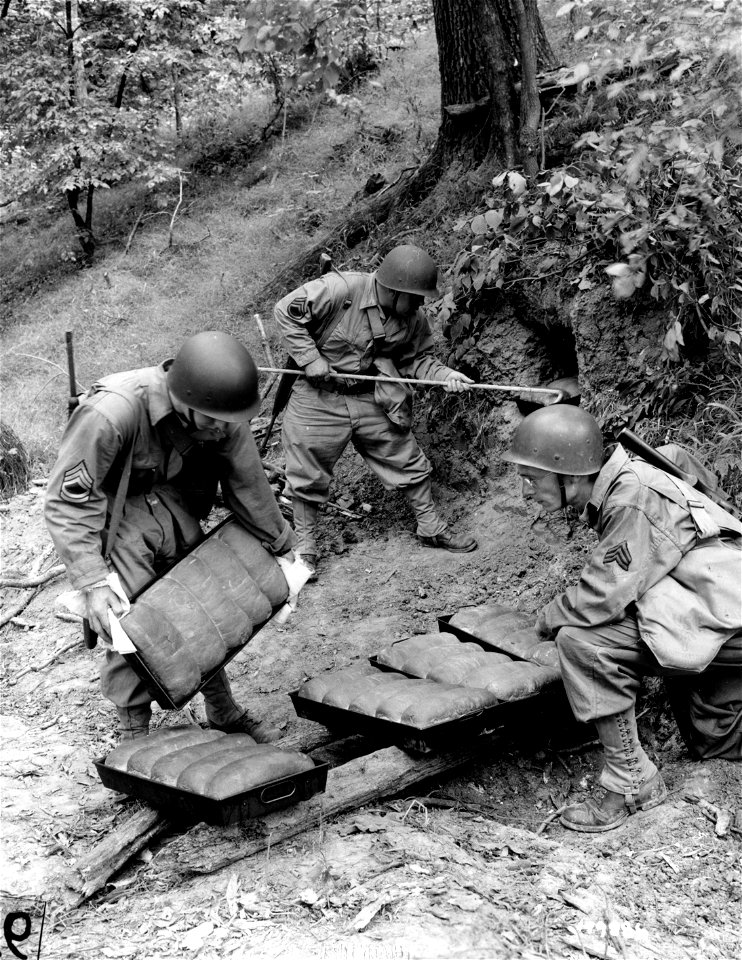 SC 179886 - The baking school of the Quartermaster Group at Camp Mills, Ill., while teaching its men the use of the most modern camp and field baking equipment, also trains them to improvise ovens and other equipment...
