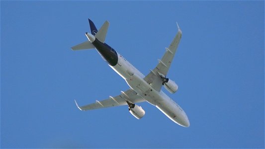 Airbus A320-271N D-AINM Lufthansa from Olbia (7500 ft.)