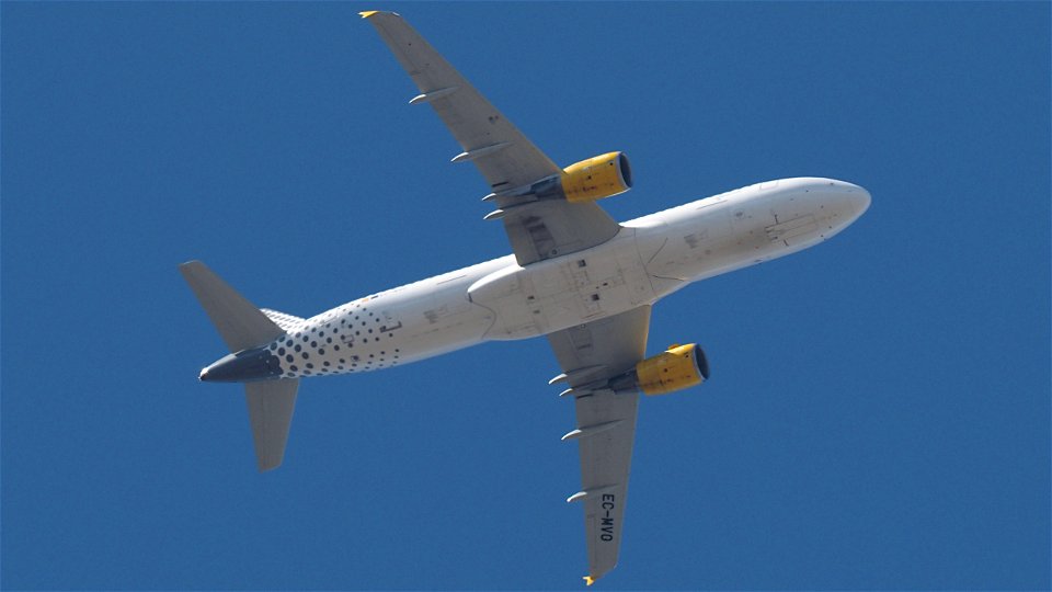 Airbus A320-214 EC-MVO Vueling from Palma de Mallorca (9800 ft.) photo