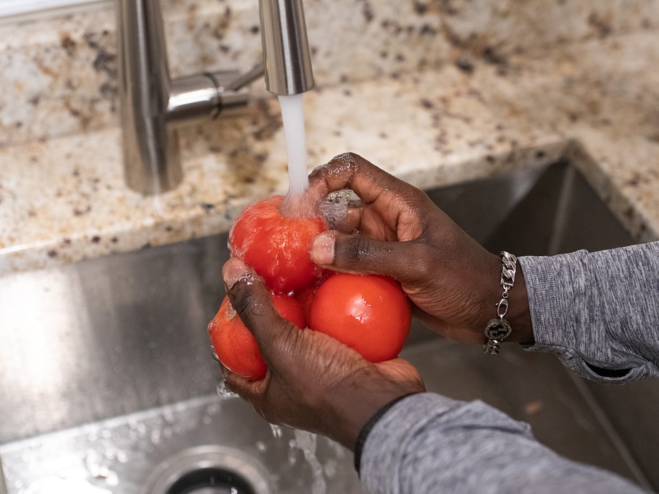 Washing vegetables tomatoes