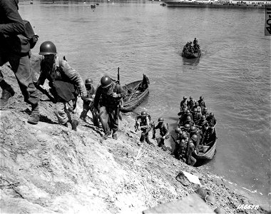 SC 166678 - Riflemen make a beach landing during a problem. Fitzroy River, Rockhampton, Australia. 19 November, 1942. photo
