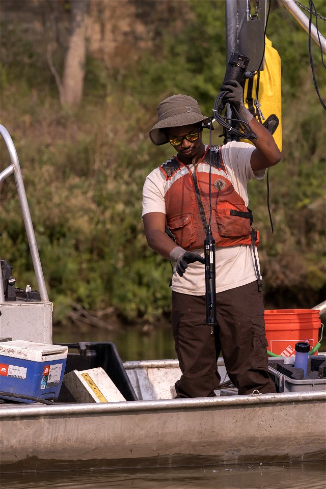 Invasive Carp Research on the James River in South Dakota. Photo: Sam Stukel (USFWS) photo