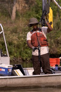 Invasive Carp Research on the James River in South Dakota. Photo: Sam Stukel (USFWS)