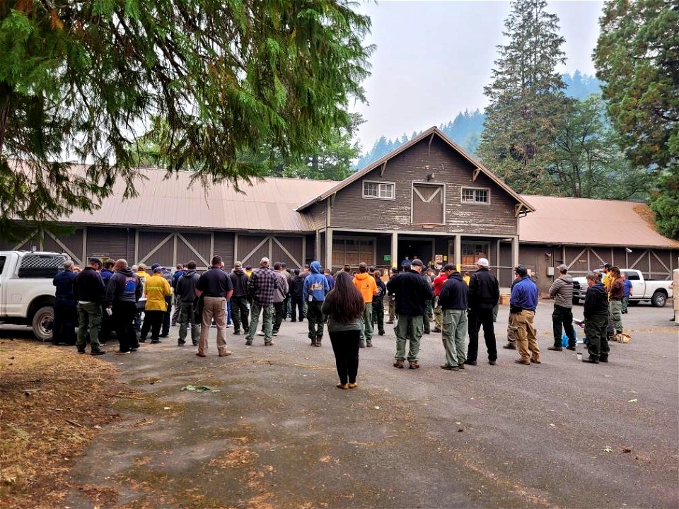 AmBriefing GoatRocksFire USFSbyAndreaKruse 220911 (1)