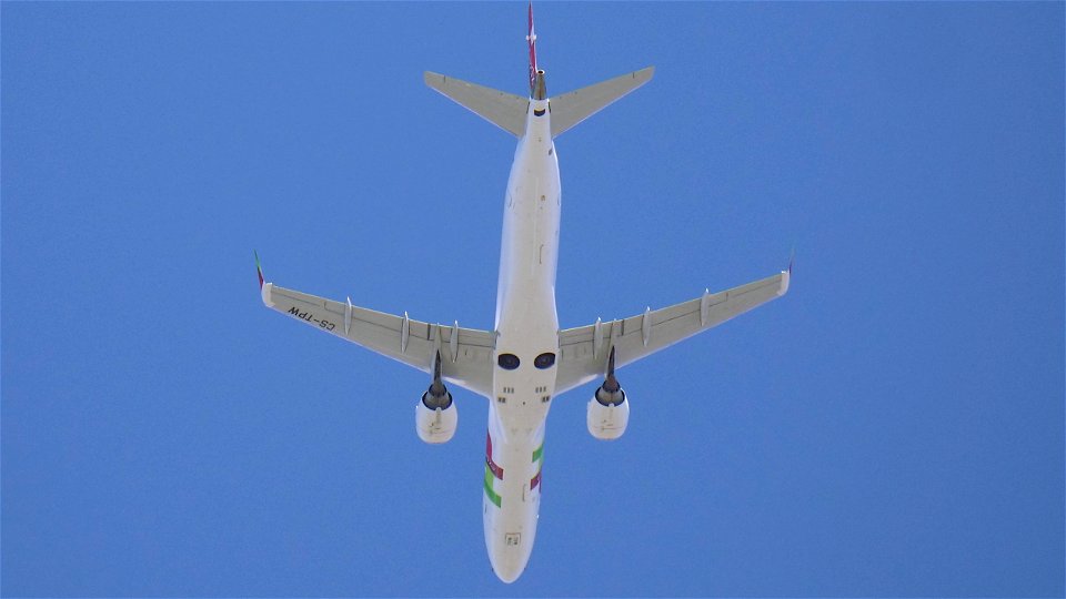 Embraer E190LR CS-TPW TAP Express (Operated by Portugália Airlines) from Lisbon (7500 ft.) photo