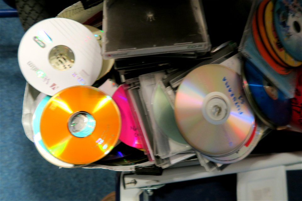 old-CDs-recycle2017_0404_081911