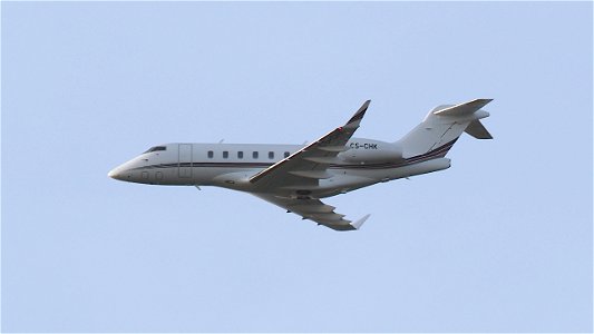Bombardier BD-100-1A10 Challenger 350 CS-CHK Netjets Europe from London (4300 ft.)