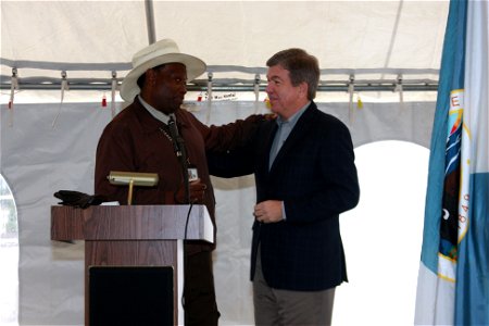 Hatchery Manager David Hendrix and Congressman Roy Blunt photo
