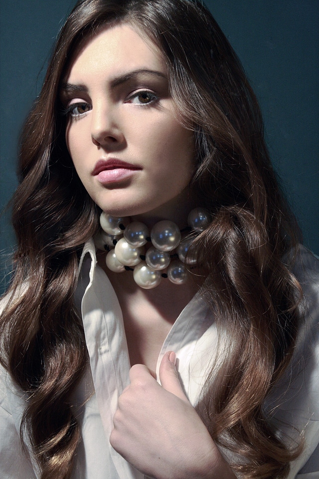 Beauty white shirt pearl necklace