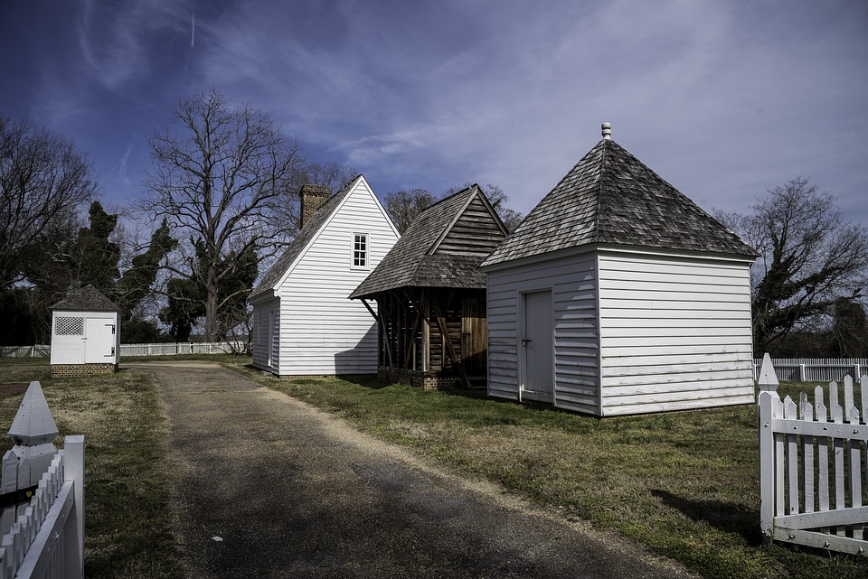 Small buildings supporting a house in Yorktown, Virginia