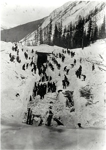 Workers Attempt to rescue buried collegues in 1910 in British Columbia, Canada