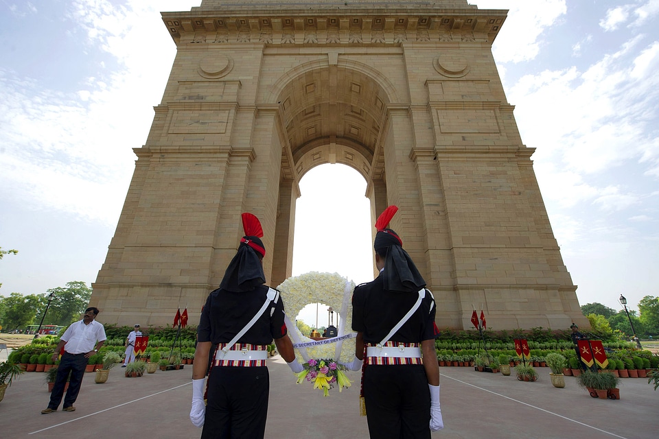 Indian Army Soldiers paying tribute to Martyrs