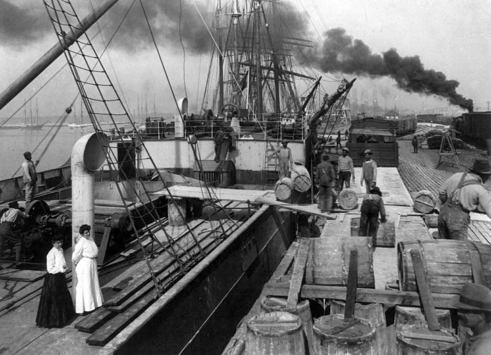 Steamer loading resin in Gulfport, Mississippi in 1906