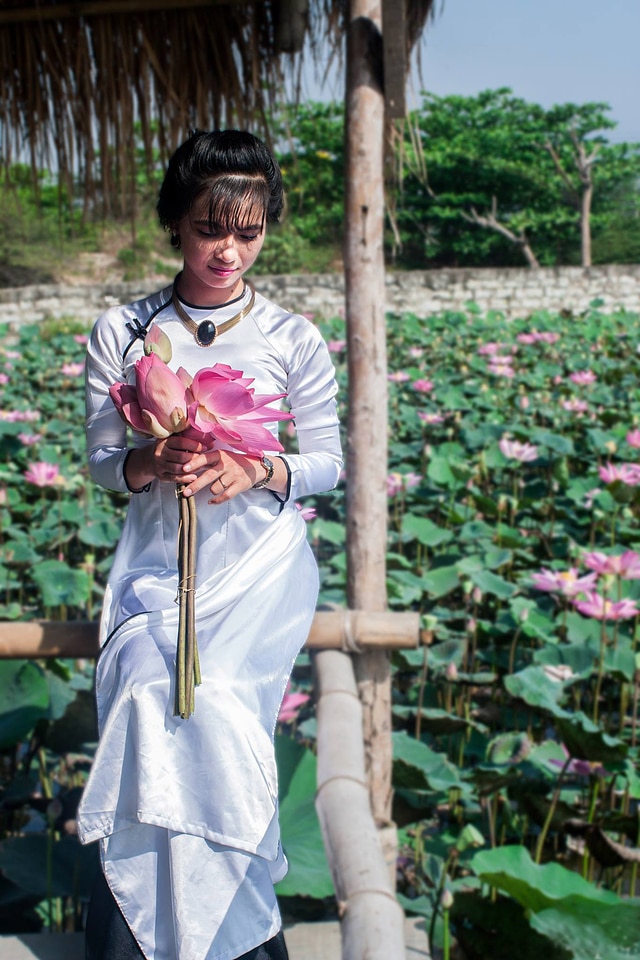 Bride in white and roses in Vietnam