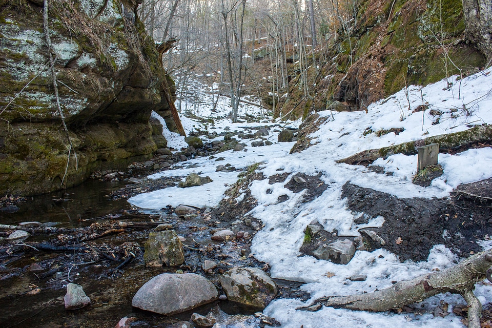 Landscape of the Gorge in the winter at Parfrey's Glen, Wisconsin - Free photos