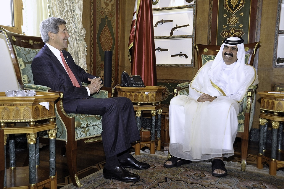 Hamad bin Khalifa Al Thani with John Kerry in Qatar