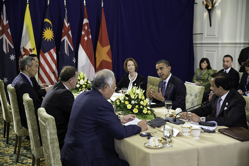 President Barack Obama meets Lee Hsien Loong at ASEAN Summit 2012 