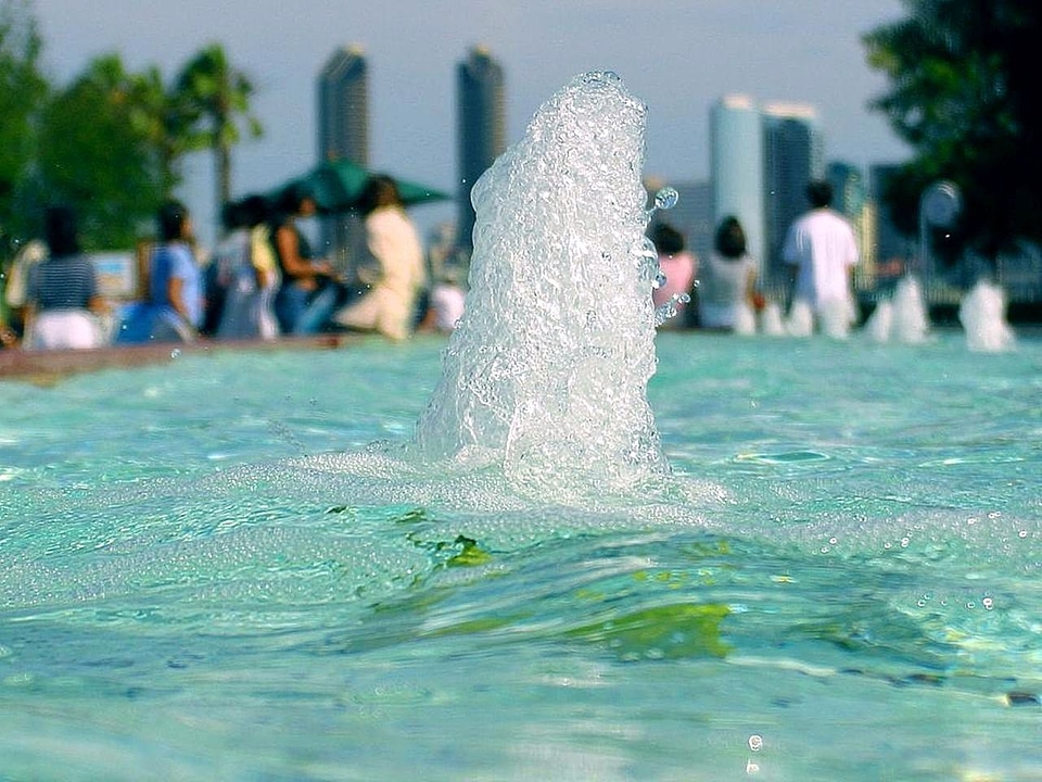 Fountain spray splash