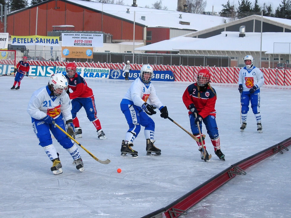 Finland against Norway during the 2004 Women's Bandy World Championship 