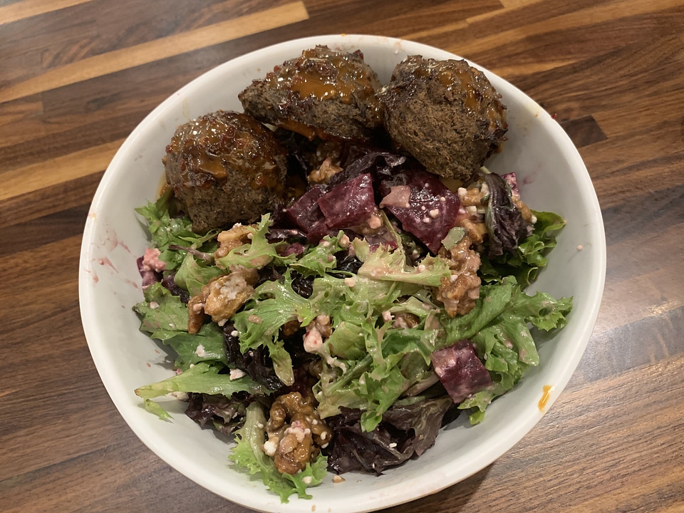 Salad with lentil meatballs