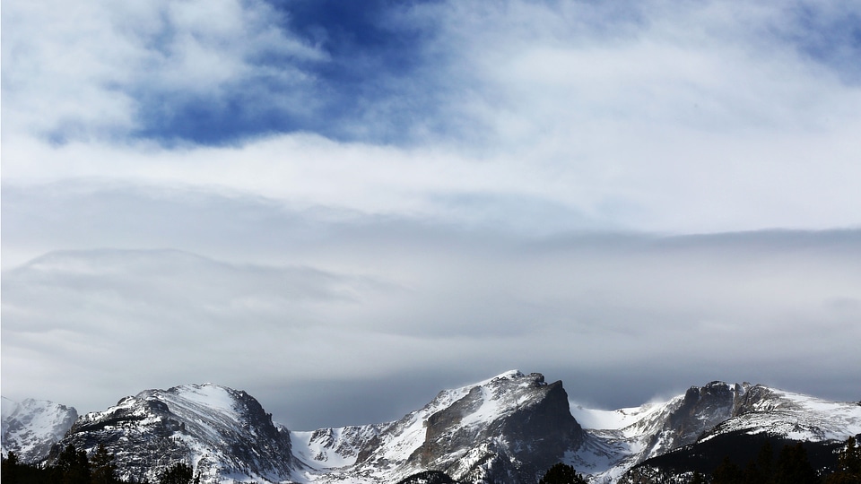 Snowy peaks at Rocky Mountains National Park