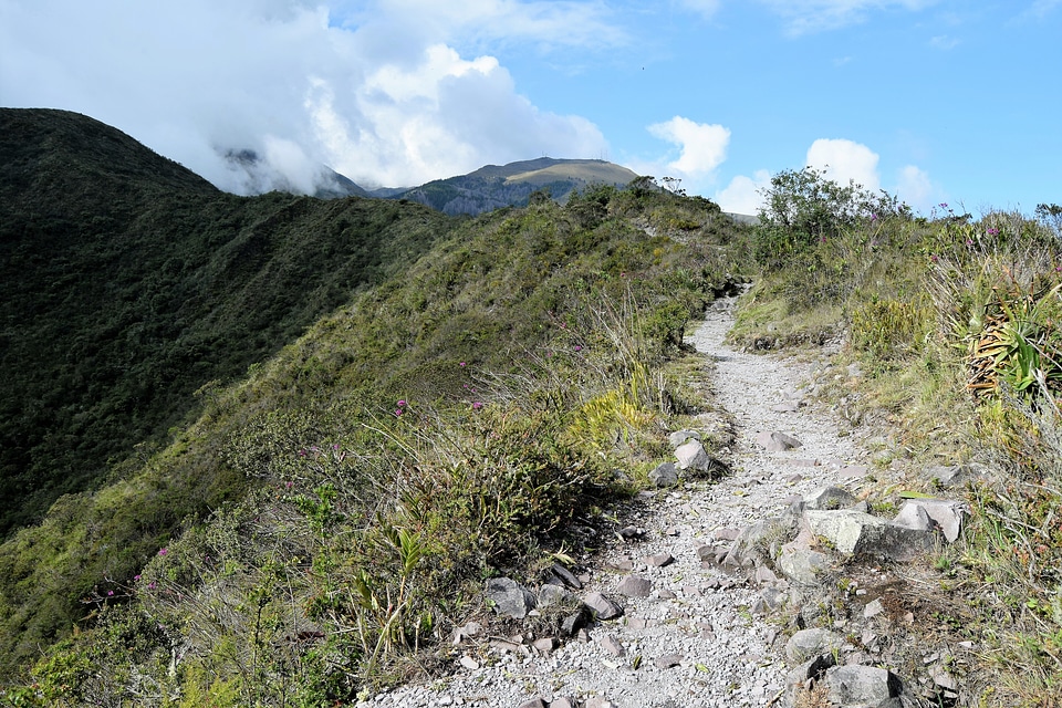 Path up to Crater Lake