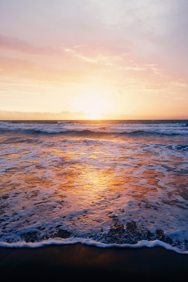 Waves and sun over the water on the ocean