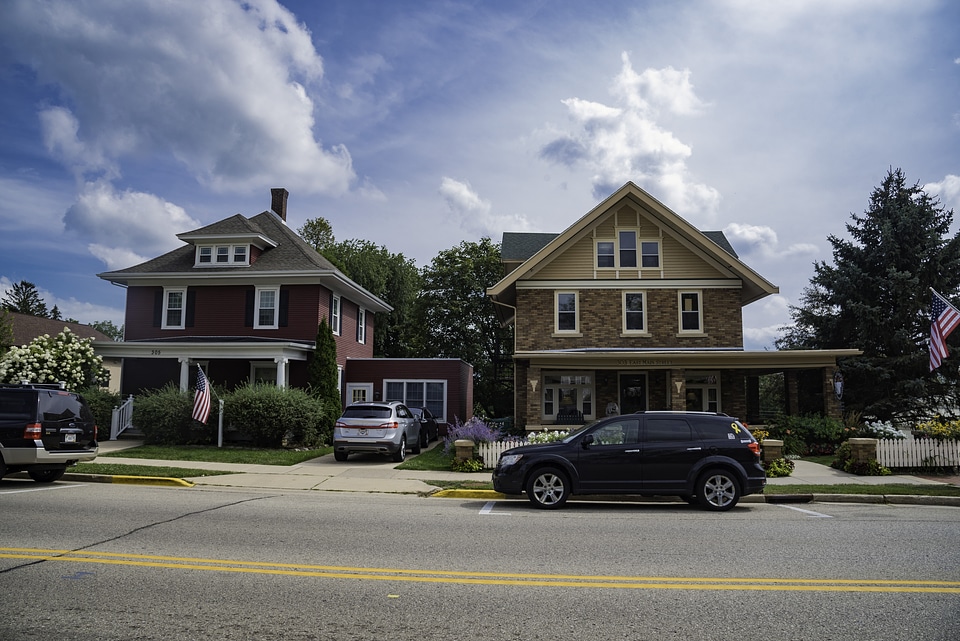 Houses in Mount Horeb under the clouds and sky with cars in front