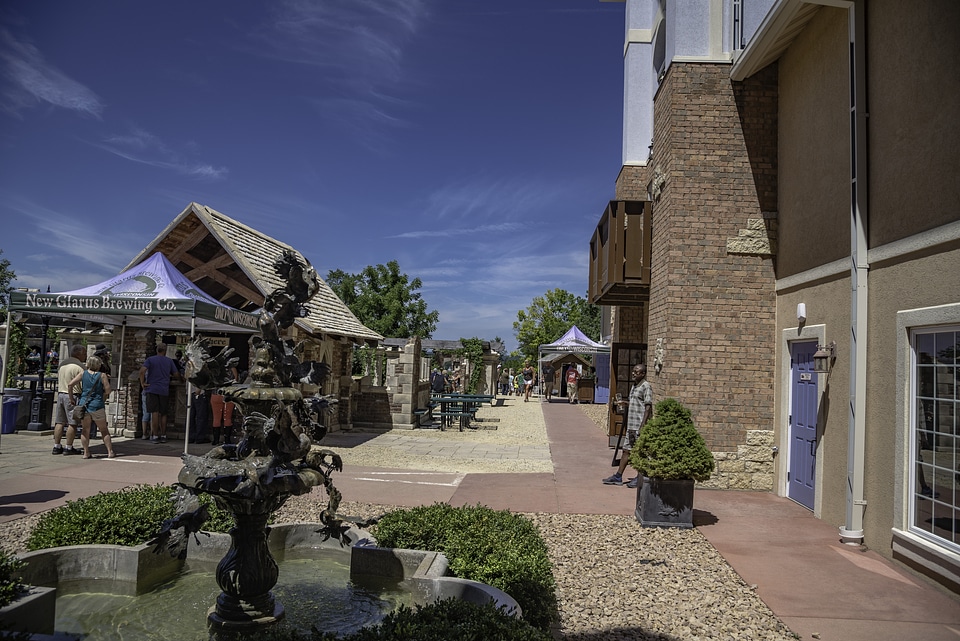 Stands, statue, and walkway of New Glarus Brewery
