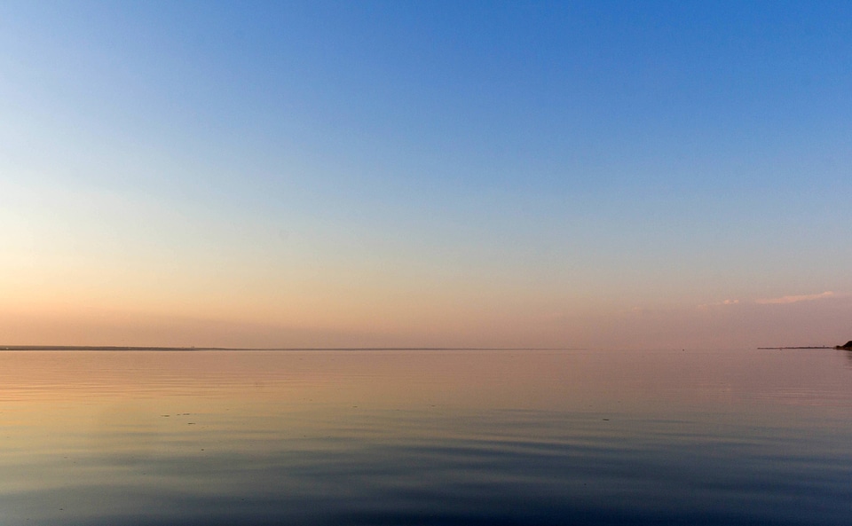 Horizon dusk on the lake