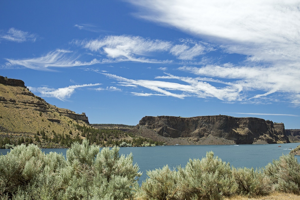 Landscape and lake in Lake Billy Chinook