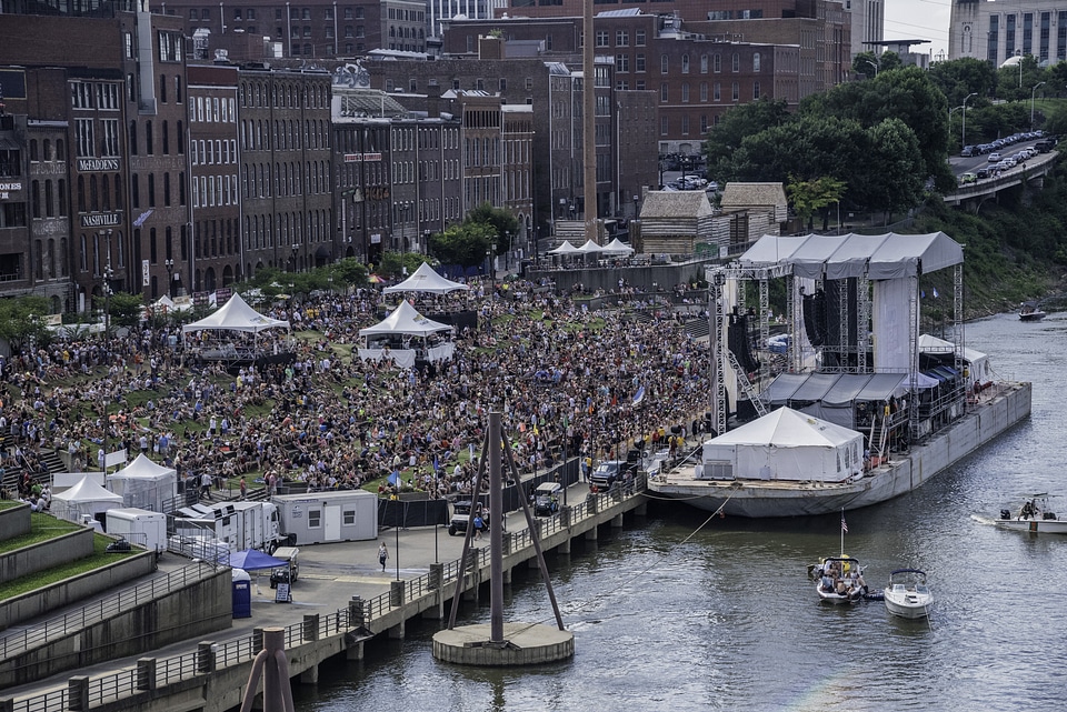Crowds and Riverboat in Nashville