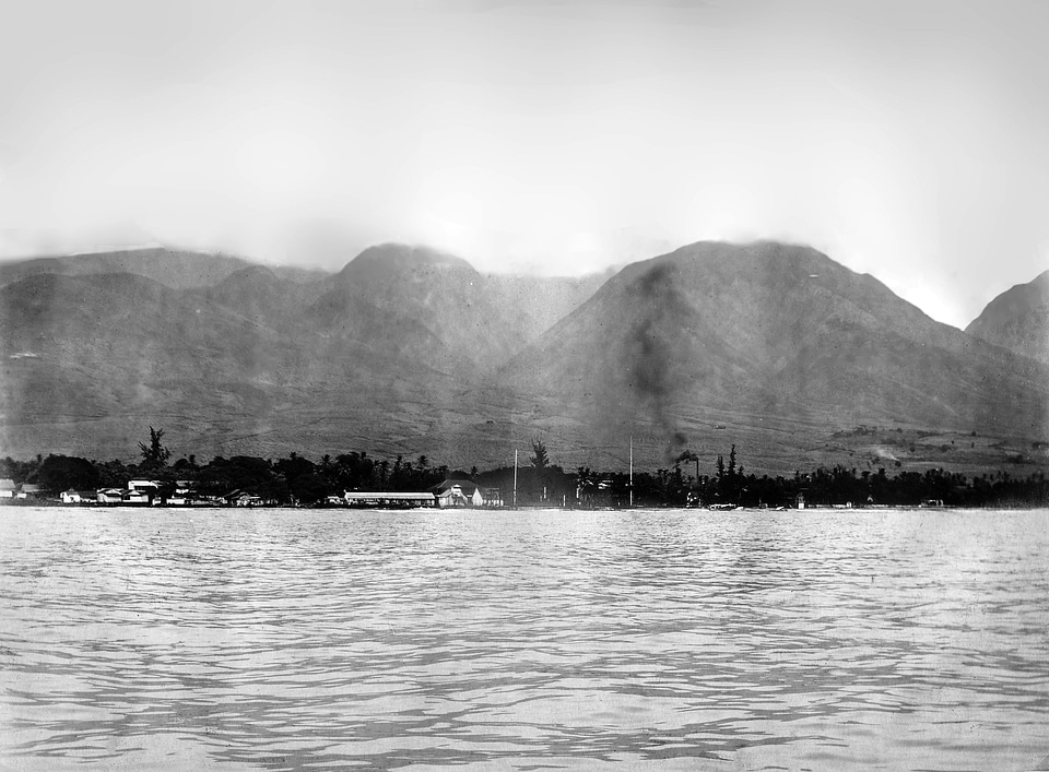 Landscape with ocean and mountains in Lahaina, Hawaii