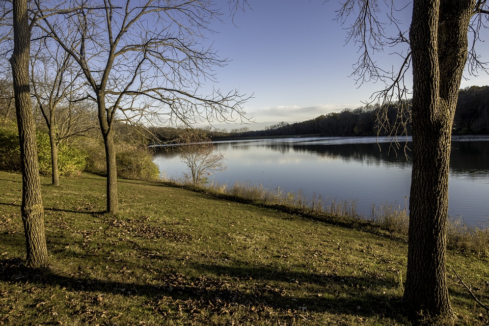 Lake and landscape through the trees at Le Aqua Na State Park