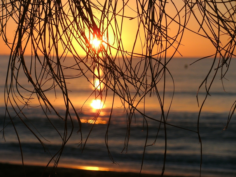Beach setting sun romantic