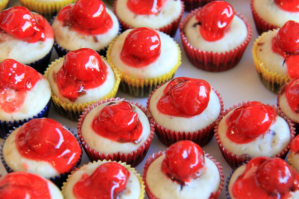 Small Cupcakes with strawberries