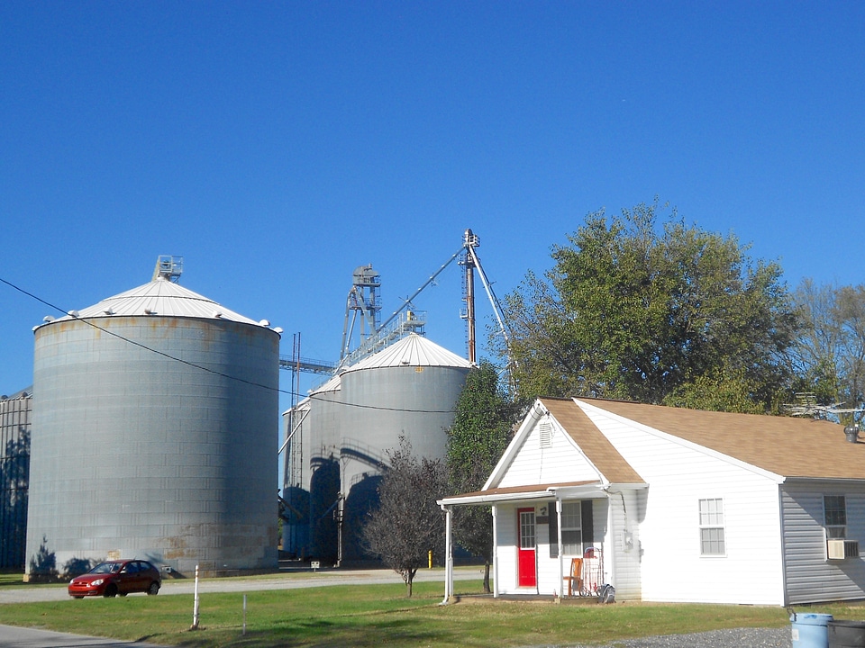 Grain elevators in Queen Anne, Maryland