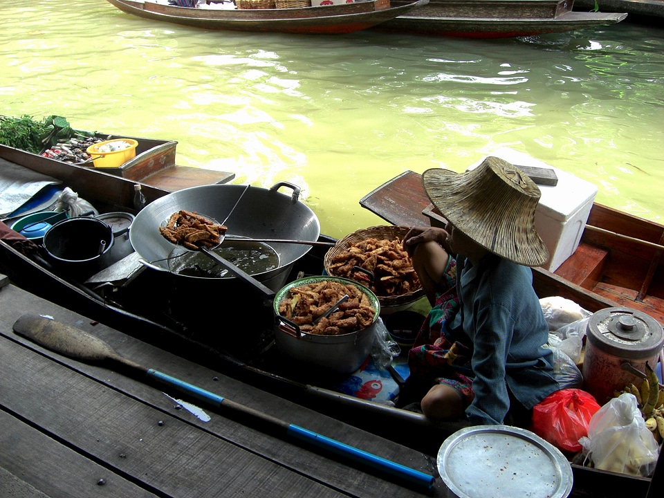 Floating-market food cooking