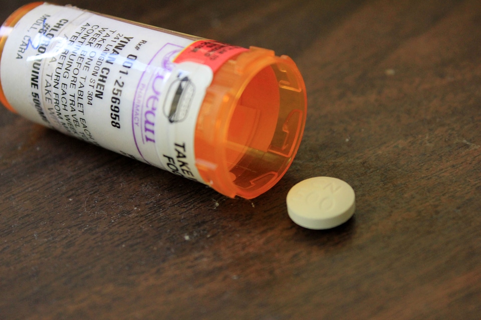 Medicine container and medicine tablet