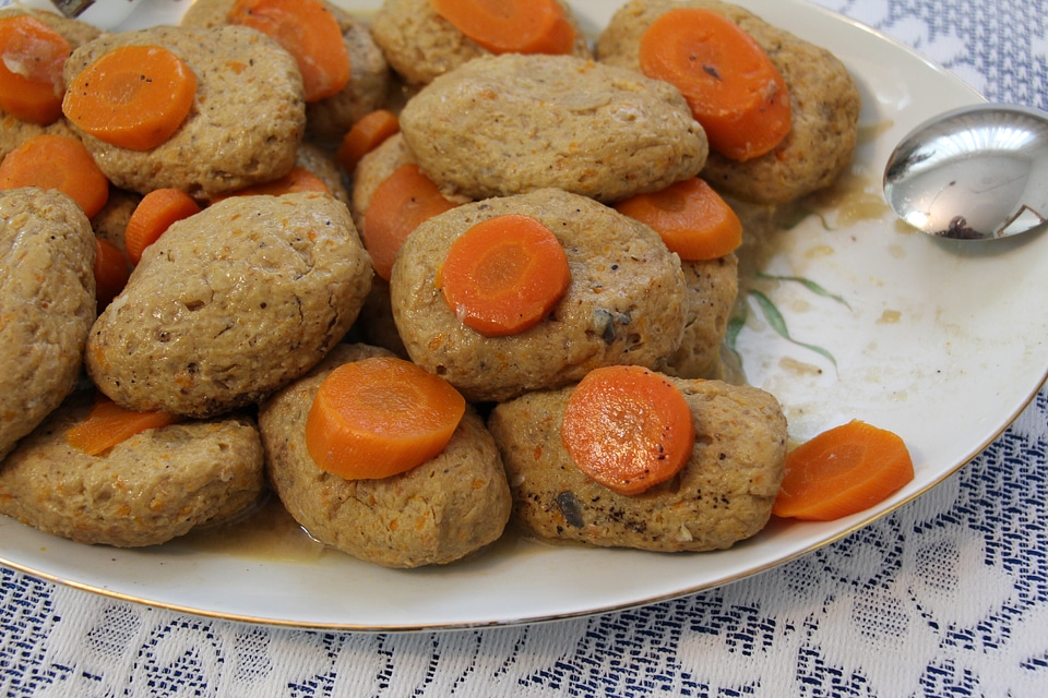 Gefilte Fish with Carrots