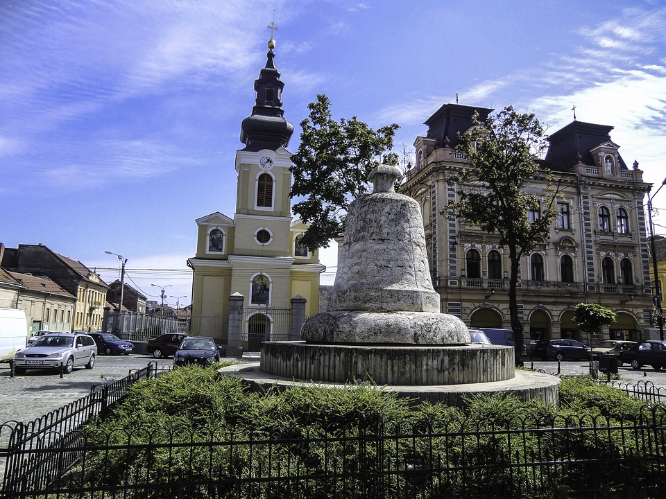 Clopotul libertății din Piața Traian in Timisoara, Romania