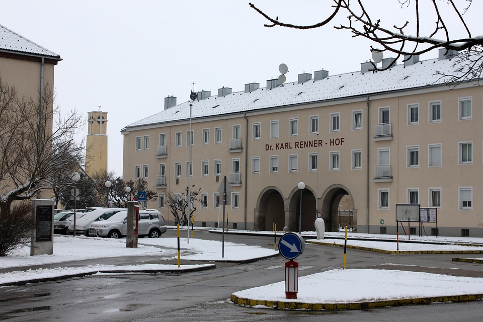 Dr.-Karl-Renner-Hof residential building in Wiener Neustadt, Austria