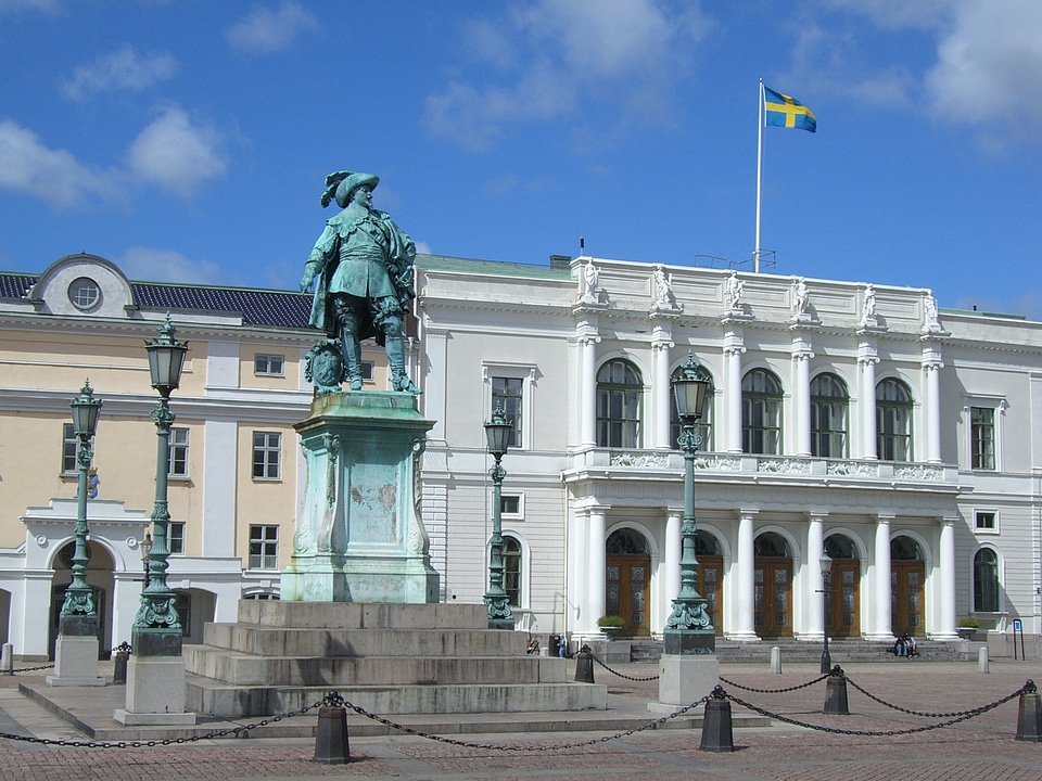 Gothenburg Town Hall with statue