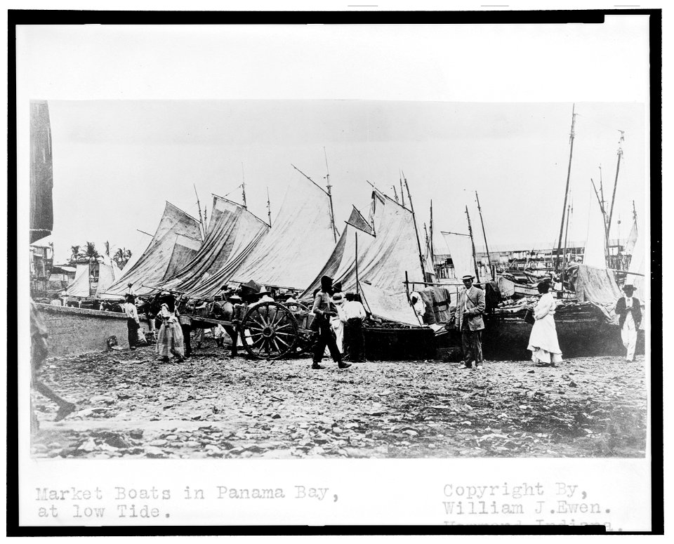 Market boats in Panama Bay, at low tide LCCN2002697798