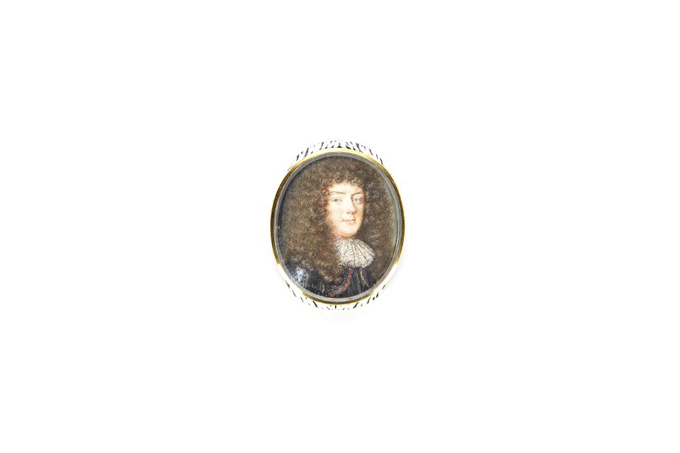 Miniatyrporträtt av man i brun allongeperuk, rustning och spetskrås - Skoklosters slott - 93243