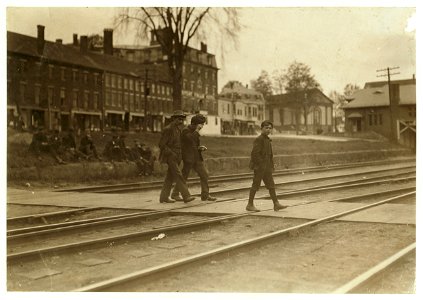 Noon hour, May 19, 1909. Boys working in Great Falls Mfg. Co., Somersworth, N.H. LOC nclc.01762