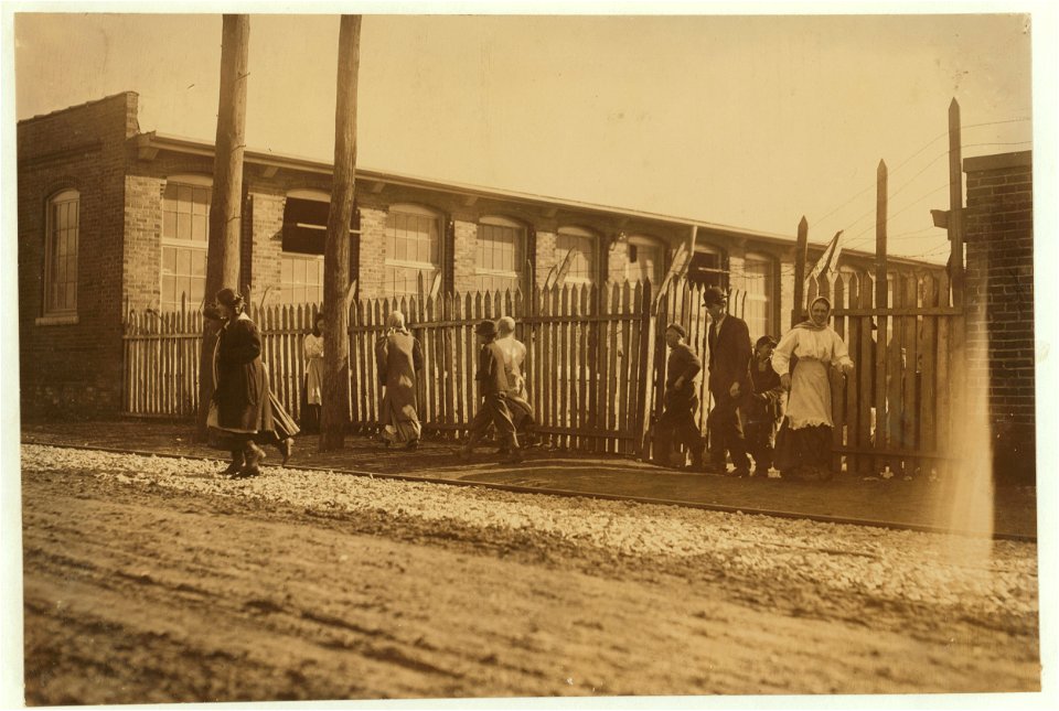 Noon hour Knoxville Cotton Mill. LOC nclc.02015