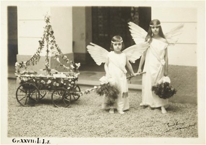 Margit och Erik von Geijer utklädda till änglar, Wegeholms borg, 1914 - Hallwylska museet - 107985