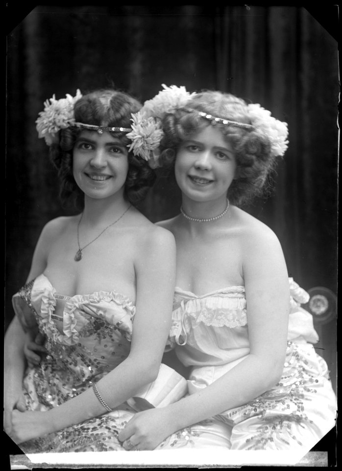 Maddison Sisters, dancers, in unknown performance 1907 - SMV - GM002
